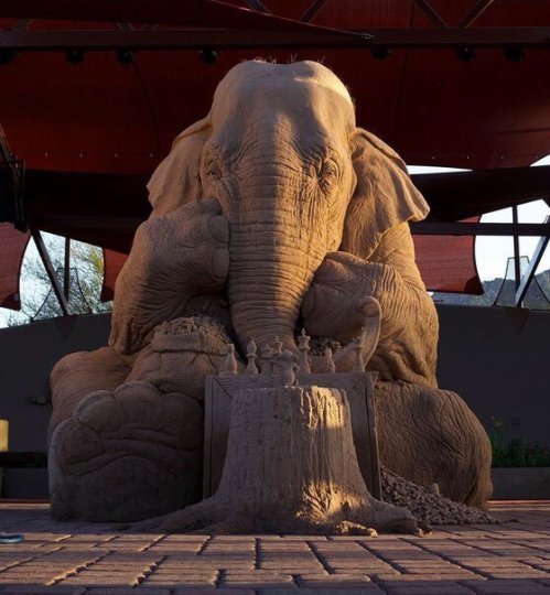 Слон играет в шахматы с мышью. Невероятная скульптура из песка.